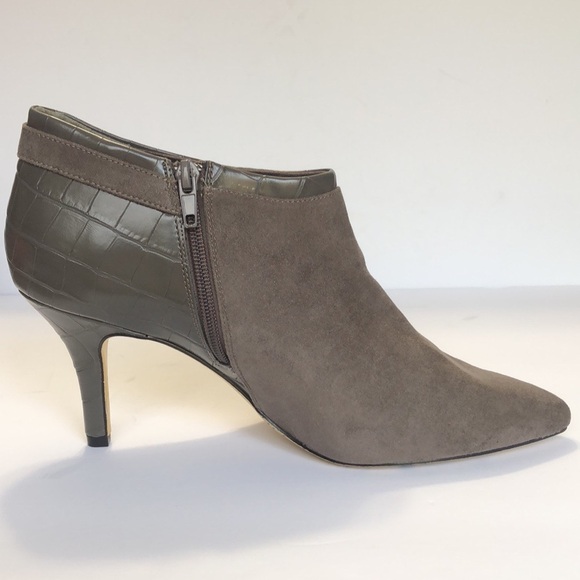 Bella Vita Esther Gray Pointed Toe Side Zip Top Suede Ankle Boots size 10W - Picture 8 of 14